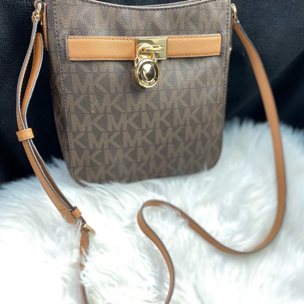 Authentic Michael Kors Signature Printed Monogram Messenger Bag